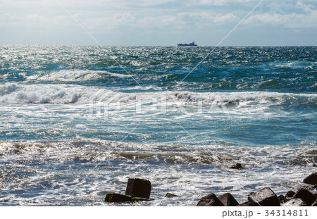 白波と輝く海の写真素材