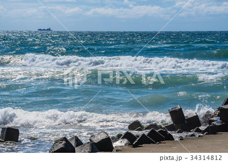 白波と輝く海の写真素材