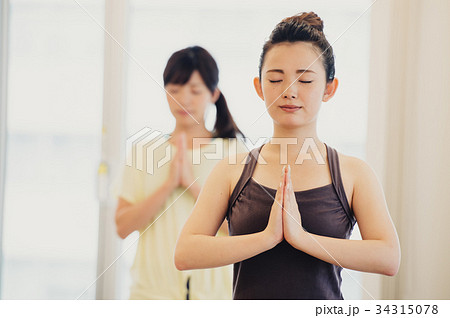 ヨガスタジオでヨガをする若い女性 34315078