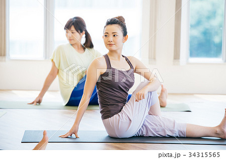 ヨガスタジオでヨガをする若い女性 34315565