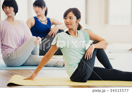 ヨガスタジオでヨガをする若い女性 34315577