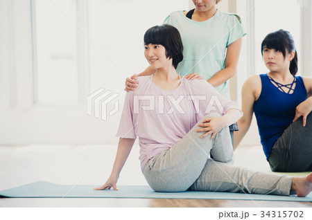 ヨガスタジオでヨガをする若い女性 34315702