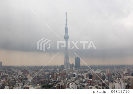 雨の日の東京スカイツリーの写真素材