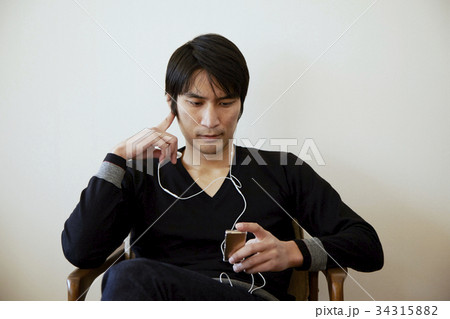 音楽を聴く男性。 音楽を聴く男性。 34315882
