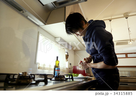 男の料理、調理、盛り付けシーン。 34315885