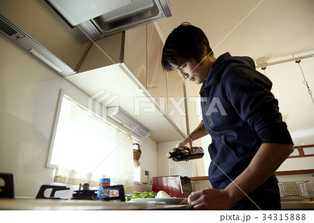 男の料理、調理、盛り付けシーン。 男の料理、調理、盛り付けシーン。 34315888