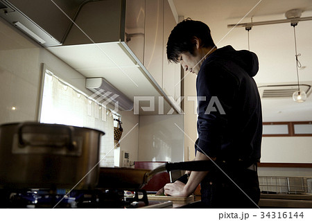 男の料理、調理シーン。 34316144