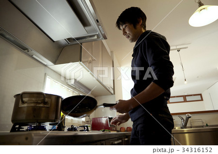 男の料理、調理シーン。 男の料理、調理シーン。 34316152