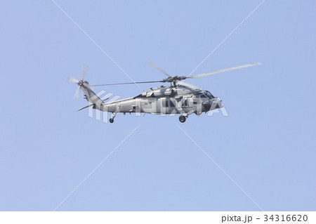 青空を飛行する米海軍の空母艦載機MH-60Sナイトホーク多用途ヘリコプター 34316620