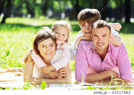 Picnic in garden 34317962