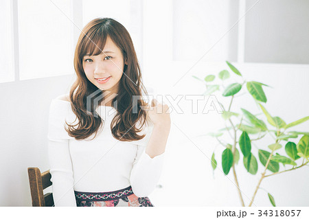 若い女性のヘアスタイルイメージ　 34318057