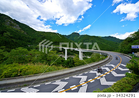 山を渡るループ橋 奥秩父 雷電廿六木橋を駆け抜けるライダー　a-1 34324291