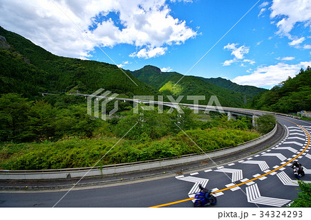 山を渡るループ橋 奥秩父 雷電廿六木橋を駆け抜けるライダー　a-2 34324293