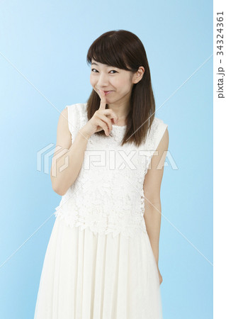 ワンピースの女性ポートレートブルーバック 　　　 　　　　　　　　　　　　　 34324361