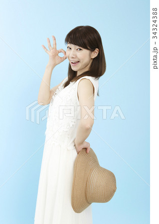 白いワンピースの女性ブルーバック　　　　　　 34324388
