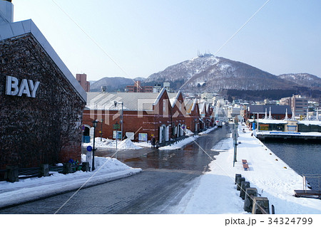 雪の金森赤レンガ倉庫と函館山 雪の金森赤レンガ倉庫と函館山 34324799