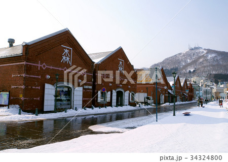 雪の金森赤レンガ倉庫と函館山 34324800