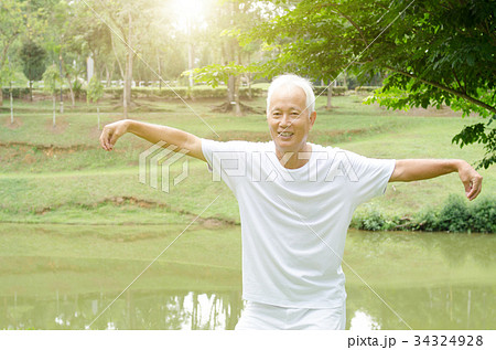 Old man practicing qigong in the park 34324928