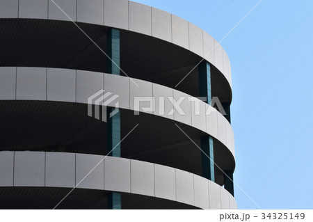 立体駐車場 螺旋スロープ外観の写真素材