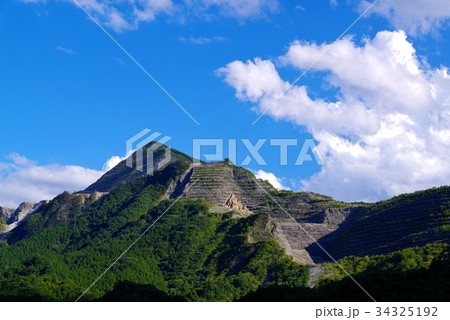 武甲山 飯盛山 北西から 削られて行く山の姿 2017年9月 中望遠 武甲山 飯盛山 北西から 削られて行く山の姿 2017年9月 中望遠 34325192
