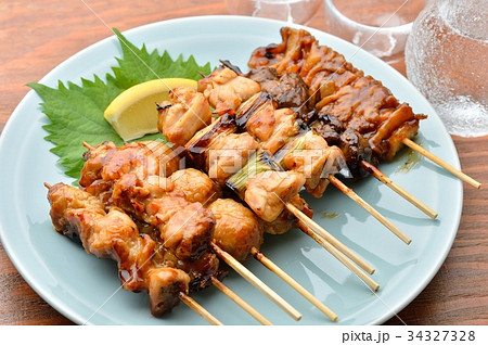 焼き鳥盛り合わせ。ネギマ、焼鳥、皮、レバー、つくね、大葉とレモン添え。 34327328