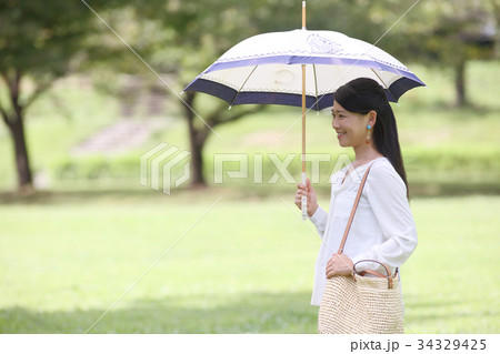 日傘をさす女性 34329425