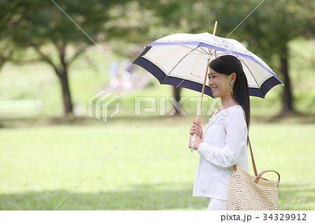 日傘をさす女性 34329912