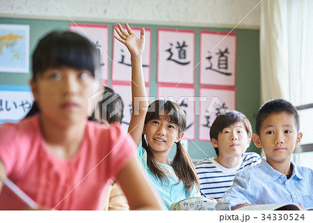 小学校 授業 教室 手をあげる 小学校 授業 教室 手をあげる 34330524