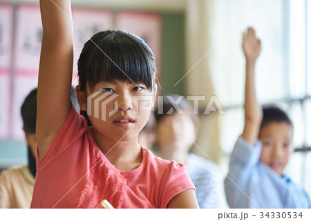 小学校 授業　教室 手をあげる 34330534