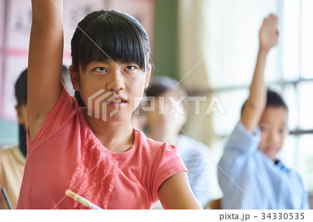 小学校 授業　教室 手をあげる 34330535