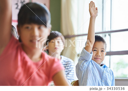 小学校 授業　教室 手をあげる 34330536