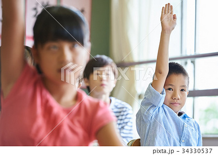 小学校 授業　教室 手をあげる 34330537
