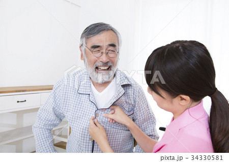 高齢者介護 介助シーン 着替えの写真素材