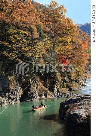 秋の長瀞の赤壁と岩畳 34331545
