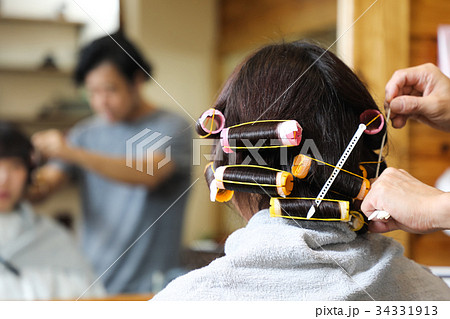 パーマをかける女性 34331913