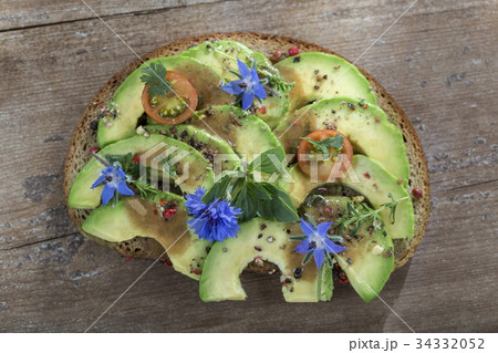 whole wheat bread Avocado, tomatoes, mozzarela   34332052