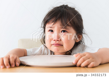 泣いている女の子 34332173