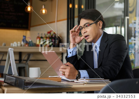 Businessman see bad news by tablet 34332553