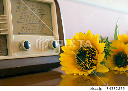 Obsolete radio in wooden case. 34332826