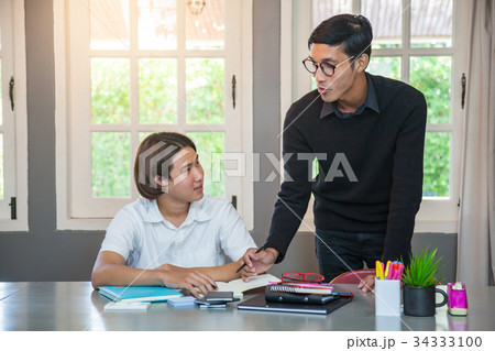 Young teacher and student 34333100