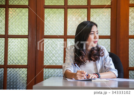 young girl work in the office 34333102
