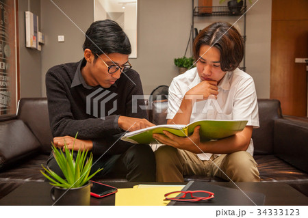 Tutor and student in coworking space 34333123