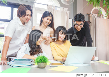 Group of young business people meeting 34333124