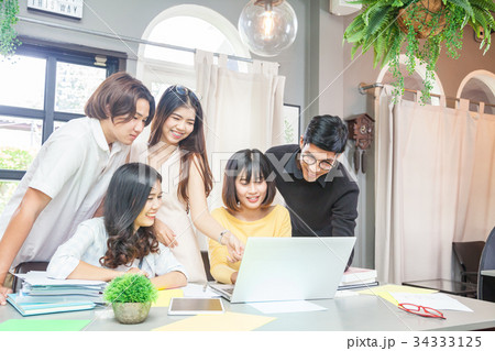 Group of young business people meeting 34333125