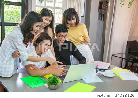 Group of young business people meeting 34333126