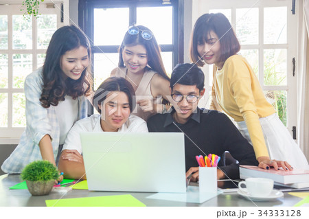 Group of young business people meeting 34333128