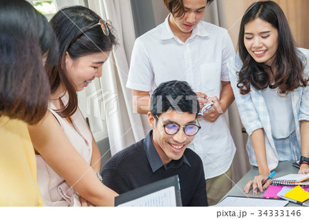 Group of young business people meeting 34333146