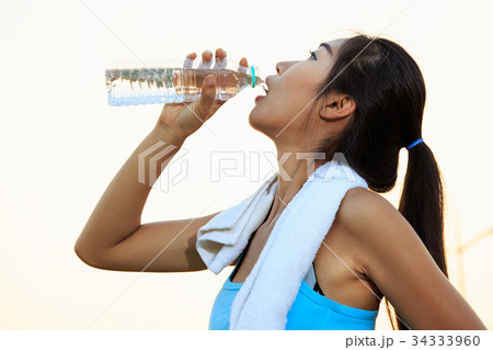 Women are drinking water after exercise. 34333960