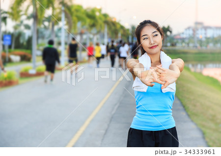 Women are warming up before exercise. 34333961