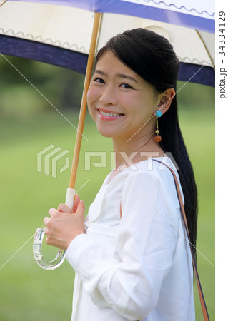 日傘をさす女性 34334129